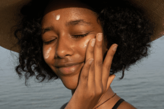 Qual o melhor fator de protetor solar para pele negra?