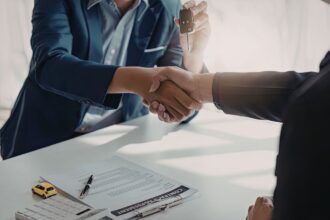 Tela de sistema com planilha de dados e campos preenchidos, representando controle de informações entre contratante e contratado.